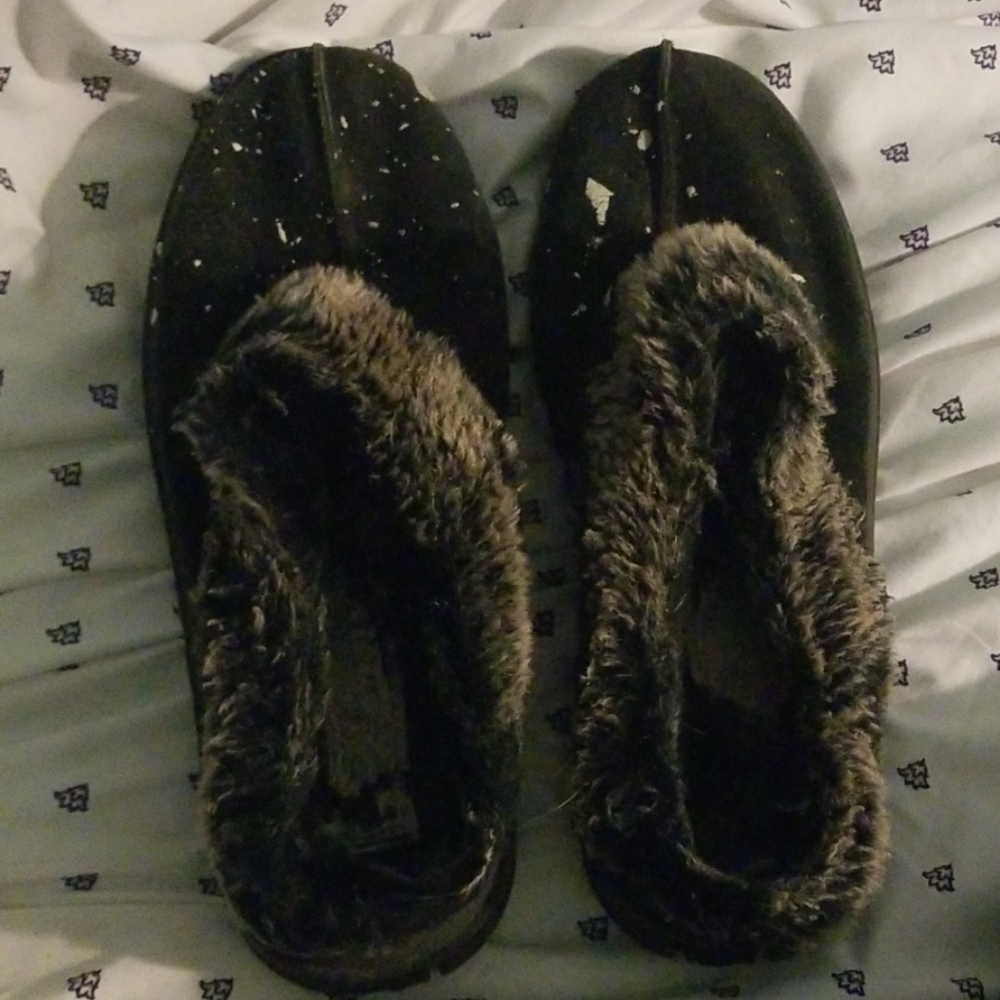 Stained skechers slippers/furry clogs